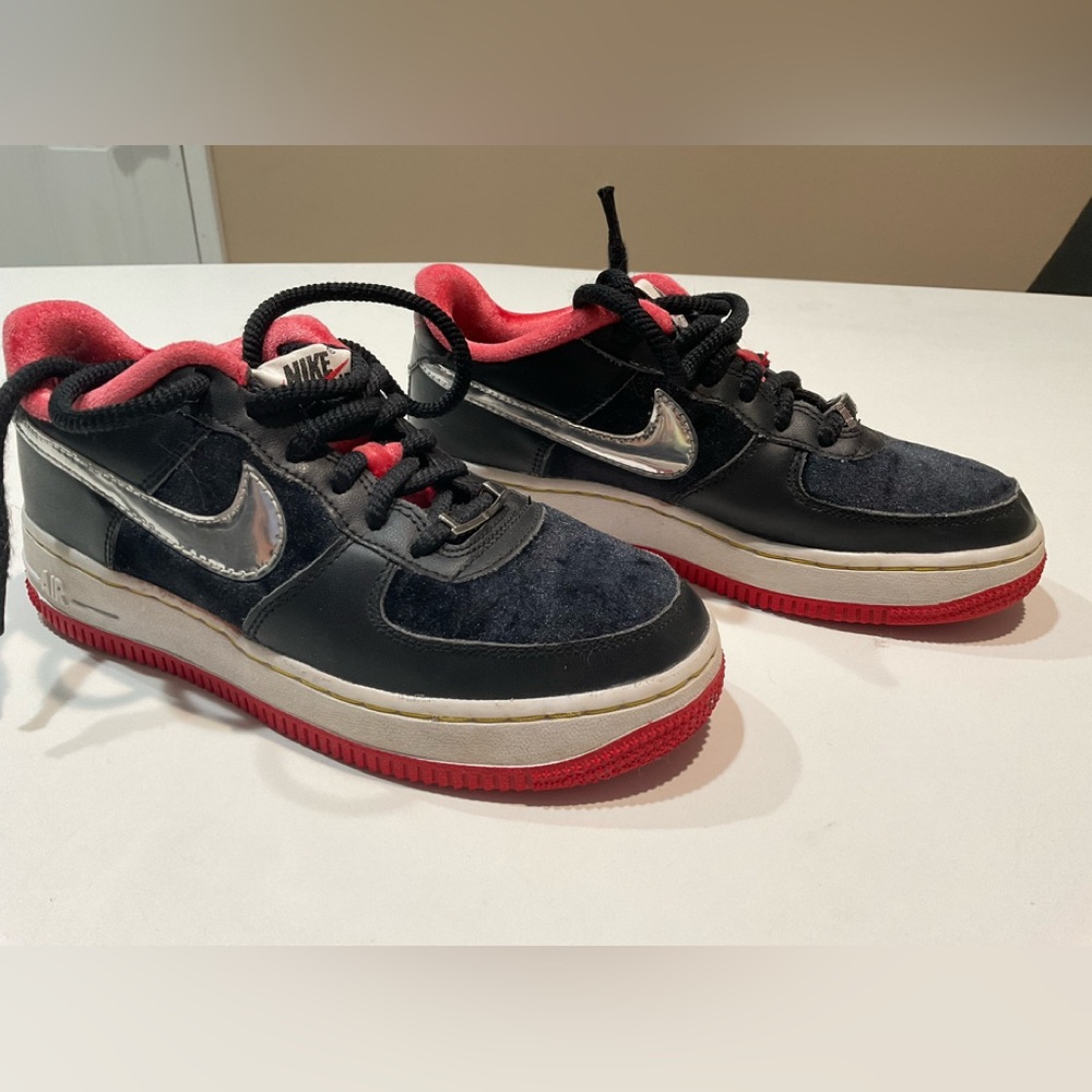 🍏🍏 Nike Air Force 1 Kids’ Black/White/Red Sneakers, Size 4Y